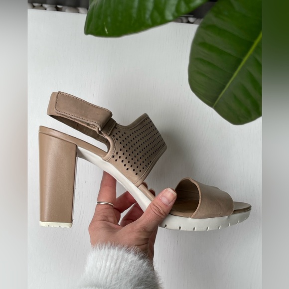 Clarks Shoes - Clarks Chunky Heel Leather Platform Sandals in Beige, Size 10M